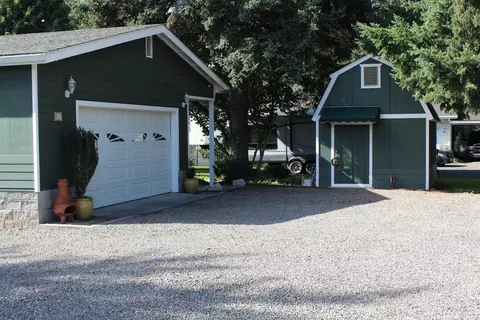 847 Royal Ave, Eagle Point, OR 97524 photo 2