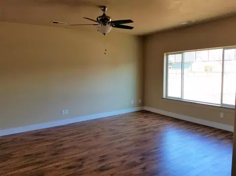 401 Live Oak Loop, Central Point, OR 97502 photo 2