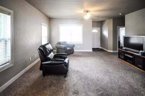 646 Blue Moon Dr, Central Point, OR 97502 photo 2