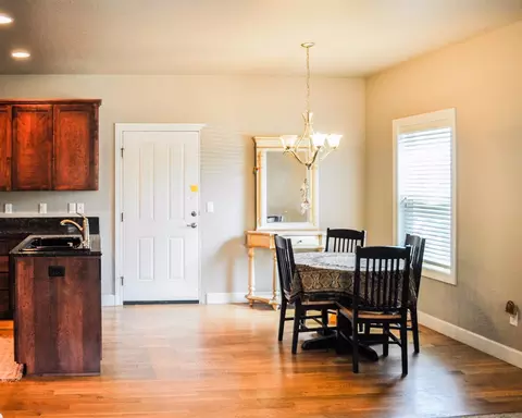 646 Blue Moon Dr, Central Point, OR 97502 photo 4