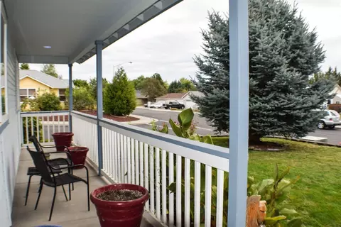 421 Westminster Dr, Eagle Point, OR 97524 photo 3