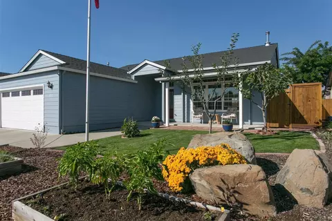 894 Win Way, Eagle Point, OR 97524 photo 1