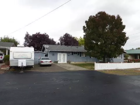 724 S Platt Pl, Eagle Point, OR 97524 photo 3