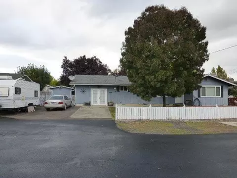 724 S Platt Pl, Eagle Point, OR 97524 photo 2
