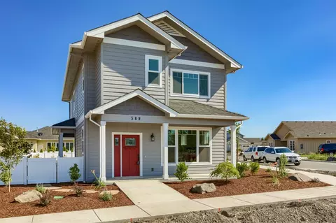569 Eagle Rock Dr, Central Point, OR 97502 photo 1