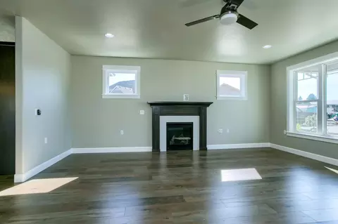 569 Eagle Rock Dr, Central Point, OR 97502 photo 9