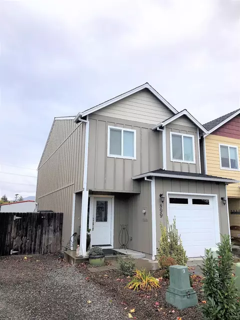 899 Silver Fox Dr, Central Point, OR 97502 photo 1