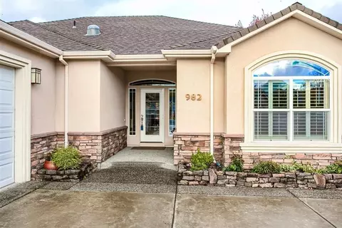 982 Greenway Ct, Eagle Point, OR 97524 photo 2