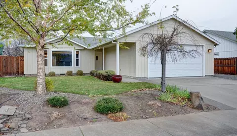 932 Corey Dr, Phoenix, OR 97535 photo 1