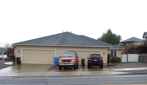845 Crystal Dr, Eagle Point, OR 97524 photo 1