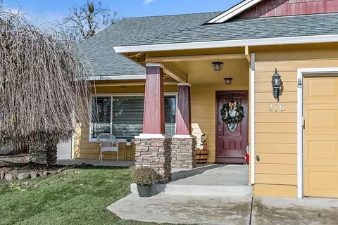 986 Heather Way, Eagle Point, OR 97524 photo 2