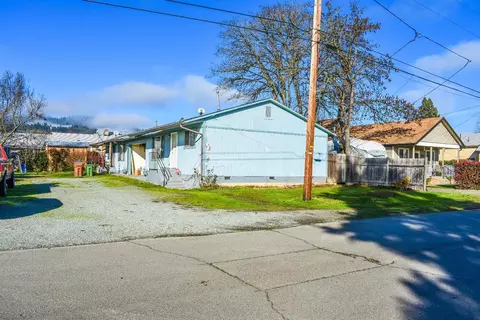 438 E 2nd Ave, Riddle, OR 97469 photo 2