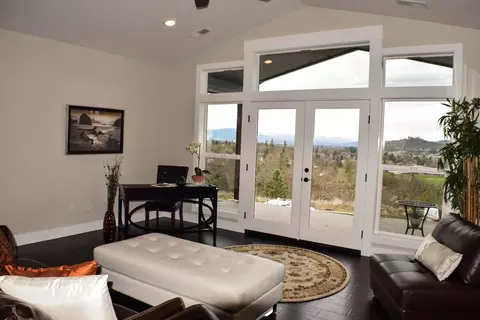 212 Cambridge Ter, Eagle Point, OR 97524 photo 5