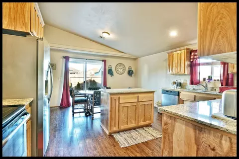 924 Win Way, Eagle Point, OR 97524 photo 4