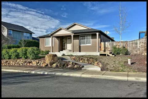 924 Win Way, Eagle Point, OR 97524 photo 1