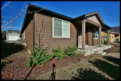 924 Win Way, Eagle Point, OR 97524 photo 3