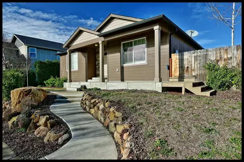 924 Win Way, Eagle Point, OR 97524 photo 2