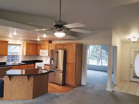 1340 Hawk Dr, Central Point, OR 97502 photo 4