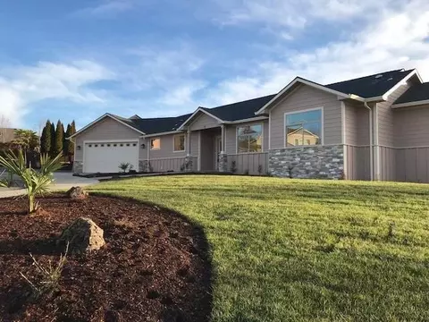 10 Milagros Ct, Eagle Point, OR 97524 photo 1