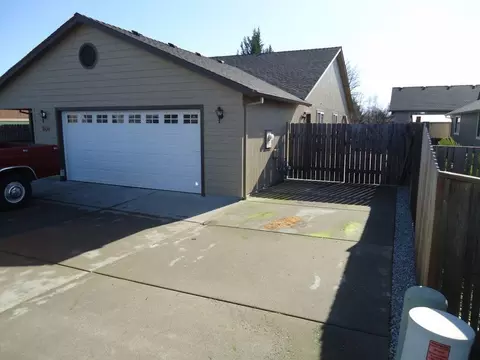 809 Crystal Dr, Eagle Point, OR 97524 photo 2