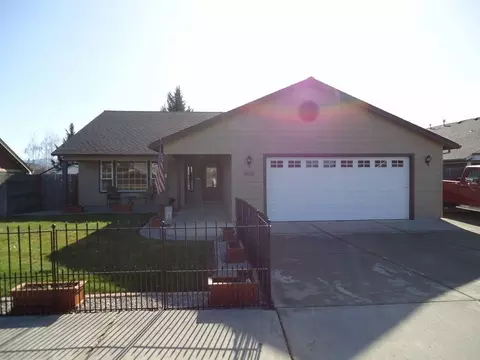 809 Crystal Dr, Eagle Point, OR 97524 photo 1