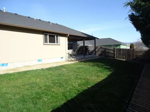 809 Crystal Dr, Eagle Point, OR 97524 photo 10