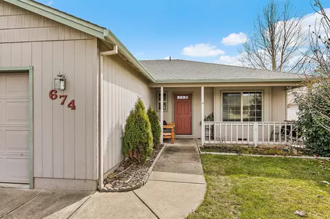 674 Karic Way, Eagle Point, OR 97524 photo 3