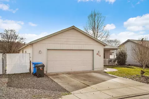 674 Karic Way, Eagle Point, OR 97524 photo 2