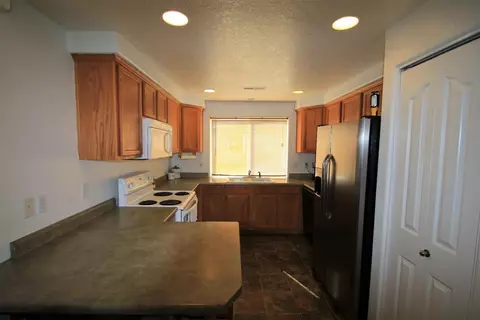 1345 Hawk Dr, Central Point, OR 97502 photo 4
