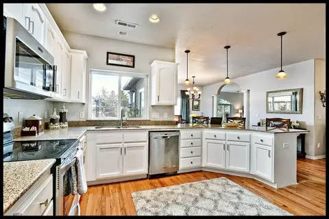 330 Ridgeway Ave, Central Point, OR 97502 photo 4