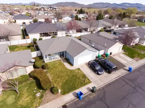 645 Karic Way, Eagle Point, OR 97524 photo 3