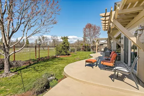 83 Pebble Creek Dr, Eagle Point, OR 97524 photo 3
