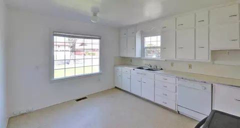 117 W 2nd, Phoenix, OR 97535 photo 9