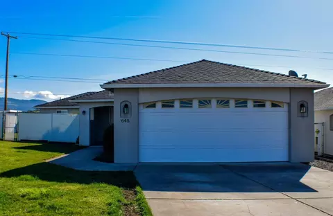 645 Teakwood Dr, Eagle Point, OR 97524 photo 1