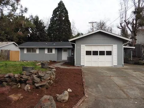 721 Talbot St, Eagle Point, OR 97524 photo 1