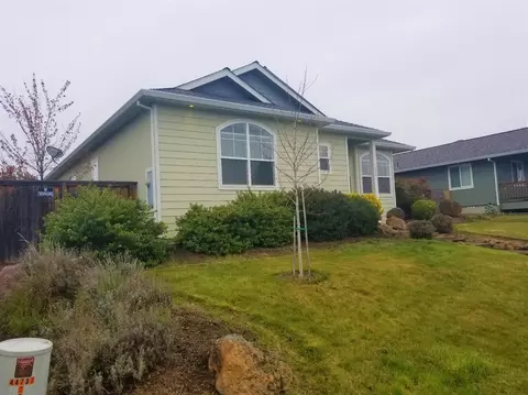 605 Barton Rd, Eagle Point, OR 97524 photo 2