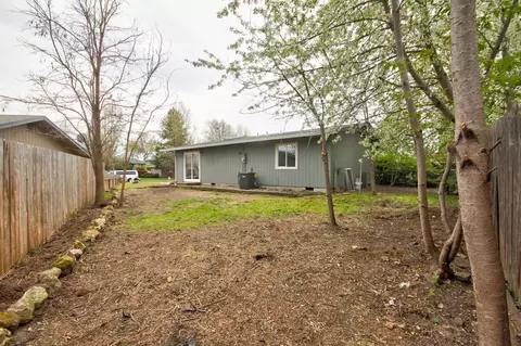 561 Van Wey Cir, Eagle Point, OR 97524 photo 1