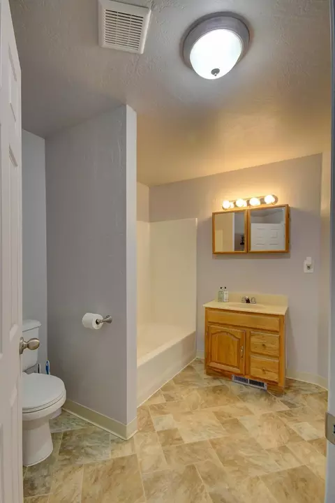 561 Van Wey Cir, Eagle Point, OR 97524 photo 10
