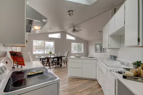 561 Van Wey Cir, Eagle Point, OR 97524 photo 9