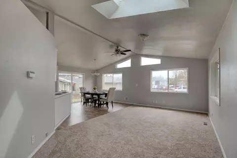 561 Van Wey Cir, Eagle Point, OR 97524 photo 7