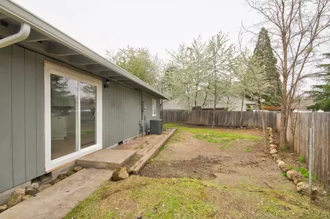 561 Van Wey Cir, Eagle Point, OR 97524 photo 3