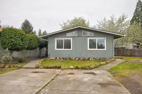 561 Van Wey Cir, Eagle Point, OR 97524 photo 2