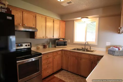 36 S De Anjou Ave, Eagle Point, OR 97524 photo 5