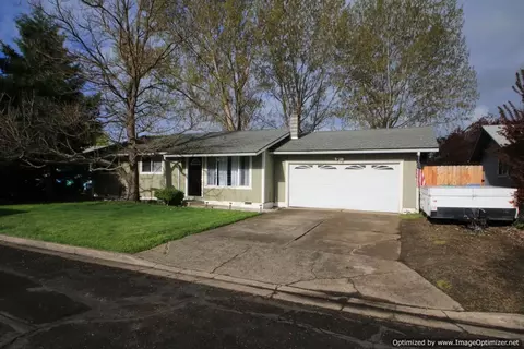 36 S De Anjou Ave, Eagle Point, OR 97524 photo 3