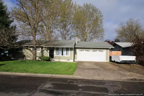 36 S De Anjou Ave, Eagle Point, OR 97524 photo 2