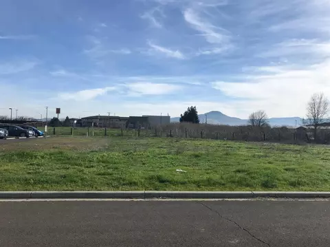 1800 E Pine St, Central Point, OR 97502 photo 3