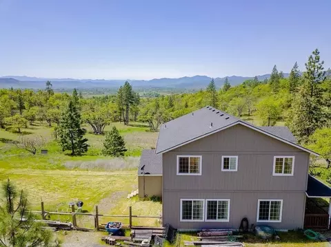 473 Leafwood Dr, Eagle Point, OR 97524 photo 2
