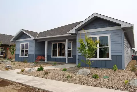 453 Eagle Rock Dr, Central Point, OR 97502 photo 1