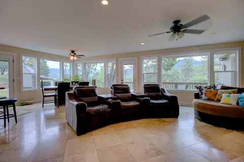 1450 Craiglea Dr, Eagle Point, OR 97524 photo 2