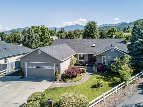 115 Walnut Pl, Phoenix, OR 97535 photo 3